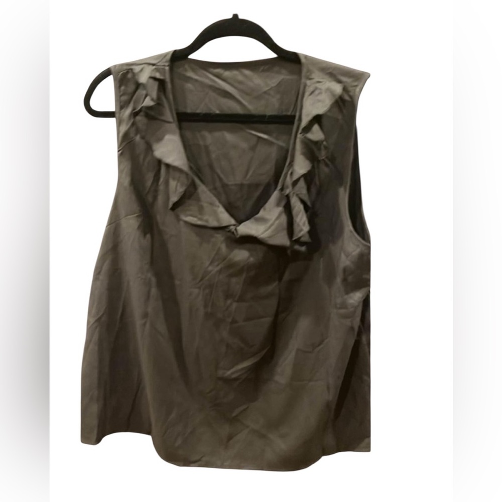 NWOT Sleeveless Top w/ Ruffle 1xl
